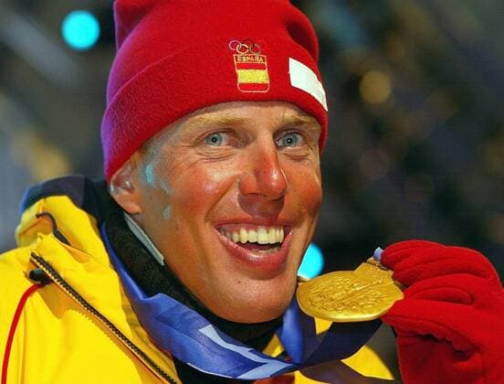 Johann Mühlegg (Spanien) mit seiner dritten olympischen Goldmedaille, die er später wieder zurück geben musste Nordischer Skilauf OS Winter Herren Olympische Winterspiele 2002, Olympia, Olympiade, Spiele, Ski Nordisch, Skisport, Vdig Einzelbild Olympic Medals Plaza Salt Lake City Glück, Freude,