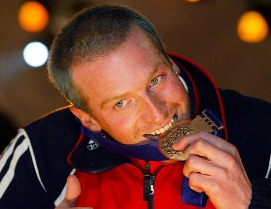 Alain Baxter (Großbritannien) prüft seine Bronzemedaille auf Echtheit Alpiner Skilauf OS Winter Herren Olympische Winterspiele 2002, Olympia, Olympiade, Spiele, Ski Alpin, Alpiner Skisport, Slalom, Vdig Porträt Olympic Medals Plaza Salt Lake City Glück, Freude,