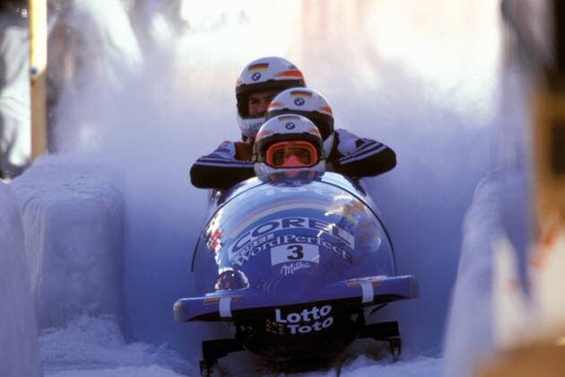 Pilot Wolfgang Hoppe, Carsten Embach, Rene Hannemann und Sven Rühr (Deutschland 1) im Ziel Bobsport WM Herren Weltmeisterschaft 1997, Viererbob, Vierer, 4er-Bob, Vdia Gruppe St. Moritz