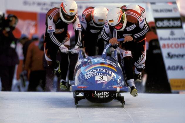 Pilot Wolfgang Hoppe, Carsten Embach, Rene Hannemann und Sven Rühr (Deutschland 1) am Start Bobsport WM Herren Weltmeisterschaft 1997, Viererbob, Vierer, 4er-Bob, Vdia Gruppe St. Moritz Dynamik,