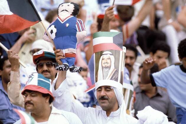 Kuwaitische Fans preisen Scheich Jabir Al Ahmad Al Jabir Al Sabah (Emir von Kuwait) Fußball WM Herren Weltmeisterschaft 1982, Länderspiel, Nationalmannschaft, Nationalteam, Kuweit, kuweitische Gruppe Estadio Jose Zorrilla Valladolid