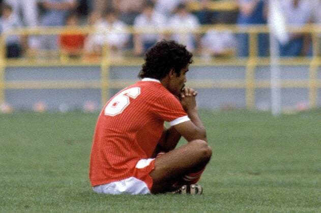 Faisal Al Dakheel (Kuwait) nachdenklich am Boden Fußball WM Herren Weltmeisterschaft 1982, Länderspiel, Nationalmannschaft, Nationalteam, Nationaltrikot Einzelbild Estadio Jose Zorrilla Valladolid Enttäuschung, Nachdenklichkeit