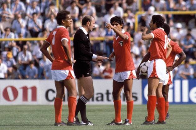 V. li.: FIFA-Schiedsrichter Miroslav Stupar (UdSSR, 2. v. li.) umgeben von kuwaitischen Spielern li.: Fathi Marzouq Fußball WM Herren Weltmeisterschaft 1982, Länderspiel, Nationalmannschaft, Nationalteam, Nationaltrikot, Kuwait Gruppe Estadio Jose Zorrilla Valladolid