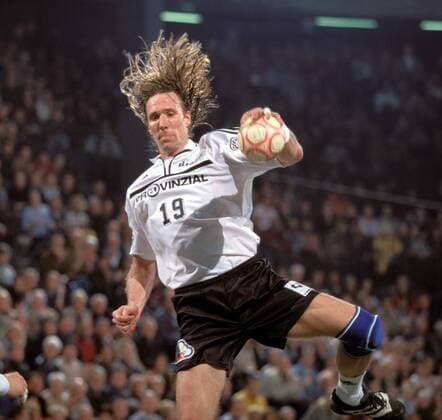 Staffan Olsson (Kiel) am Ball Handball EC 3 Herren EHF-Cup 2001 2002, Pokal, Europapokal, Europacup, THW Kiel, Viertelfinale, Vdia Einzelbild Ostseehalle Kiel Dynamik,