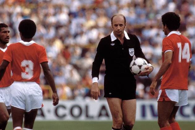 FIFA-Schiedsrichter Miroslav Stupar (UdSSR, Mitte) zwischen Mahboud Mubarak (li.) und Abdullah Mayoof (beide Kuwait) Fußball WM Herren Weltmeisterschaft 1982, Länderspiel, Nationalmannschaft, Nationalteam Gruppe Estadio Jose Zorrilla Valladolid