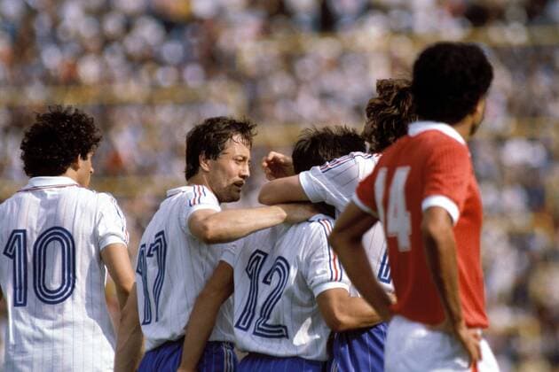 V. li.: Michel Platini, Bernard Lacombe, Alain Giresse und Six (alle Frankreich) - Torjubel Fußball WM Herren Weltmeisterschaft 1982, Länderspiel, Nationalmannschaft, Nationalteam, Frankreich - Kuwait 4:1 Gruppe Estadio Jose Zorrilla Valladolid Freude,