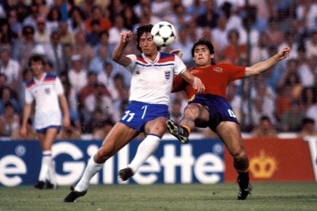 Paul Mariner (England, li.) im Duell mit Carlos Alonso Santillana (Spanien) Fußball WM Herren Weltmeisterschaft 1982, Länderspiel, Nationalmannschaft, Nationalteam, Spanien - England 0:0 Gruppe Estadio Santiago Bernabeu Madrid Dynamik,