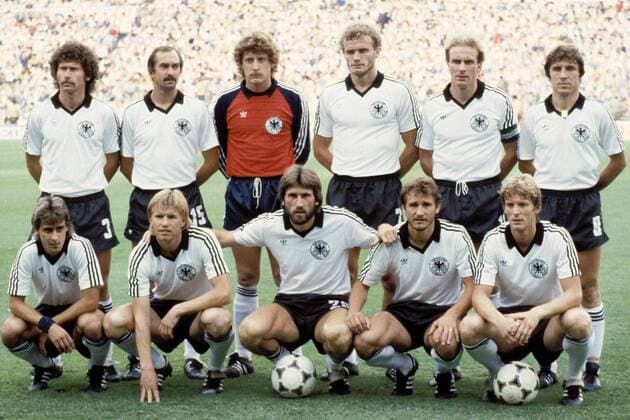 Mannschaftsfoto BRD hinten v. li.: Paul Breitner, Uli Stielike, Torwart Toni Schumacher, Hans-Peter Briegel, Karl-Heinz Rummenigge, Klaus Fischer; vorn: Pierre Littbarski, Bernd Förster, Manfred Kaltz, Wolfgang Dremmler und Karl-Heinz Förster Fußball WM Herren Weltmeisterschaft 1982, Länderspiel, Finale, Endspiel, BR Deutschland Totale Estadio Santiago Bernabeu Madrid