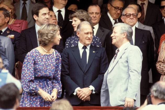 V. li.: Königin Sofia von Spanien, FIFA-Präsident Joao Havelange (Brasilien) und Bundeskanzler Helmut Schmidt (BRD) Fußball WM Herren Weltmeisterschaft 1982, Länderspiel, Finale, Endspiel Gruppe Estadio Santiago Bernabeu Madrid; Monarchin, Monarchie