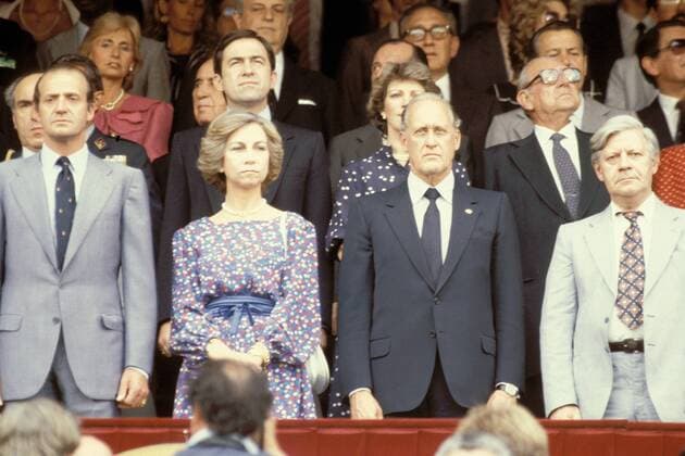V. li.: König Juan Carlos von Spanien, Ehefrau Königin Sofia, FIFA-Präsident Joao Havelange (Brasilien) und Bundeskanzler Helmut Schmidt (BRD) Fußball WM Herren Weltmeisterschaft 1982, Länderspiel, Finale, Endspiel Gruppe Estadio Santiago Bernabeu, Partnerin, Frau Madrid; Monarchin, Monarch, Gattin, Königin