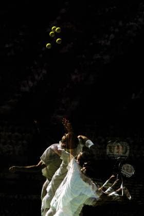 Pete Sampras (USA) - Aufschlag Tennis Herren Australian Open 2002, ATP-Tour, Grand Slam, Hartplatz, Hardcourt, Hartplatztennis, Hartplatzturnier Einzelbild Flinders Park Melbourne Dynamik,