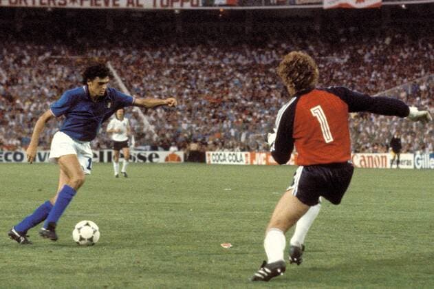 Torwart Toni Schumacher (BRD, re.) hat beim 3:0 von Alessandro Altobelli (Italien) das Nachsehen Fußball WM Herren Weltmeisterschaft 1982, Länderspiel, Finale, Endspiel, Italien - BR Deutschland 3:1 Gruppe Estadio Santiago Bernabeu Madrid Dynamik,