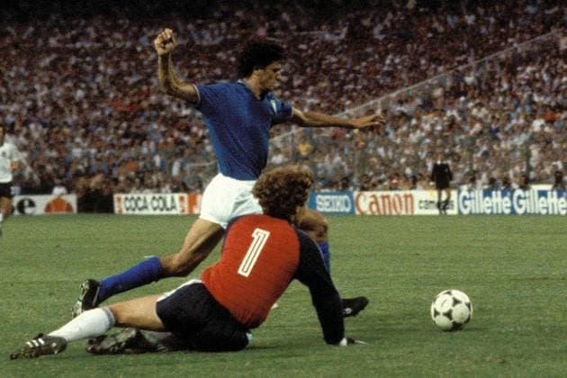 Torwart Toni Schumacher (BRD, vorn) hat beim 3:0 von Alessandro Altobelli (Italien) das Nachsehen Fußball WM Herren Weltmeisterschaft 1982, Länderspiel, Finale, Endspiel, Italien - BR Deutschland 3:1 Gruppe Estadio Santiago Bernabeu Madrid Dynamik,