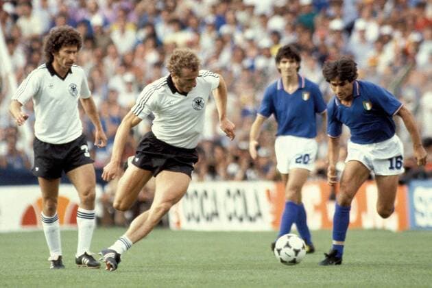 Hans-Peter Briegel (BRD, Mitte.) im Duell mit Bruno Conti (Italien); li.: Breitner (BRD) Fußball WM Herren Weltmeisterschaft 1982, Länderspiel, Finale, Endspiel, Italien - BR Deutschland 3:1 Gruppe Estadio Santiago Bernabeu Madrid Dynamik,
