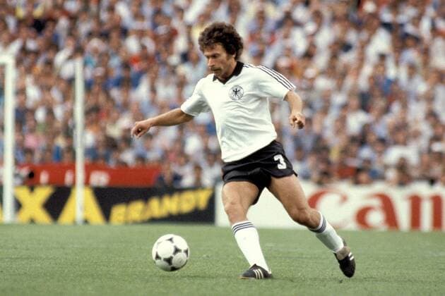Paul Breitner (BRD) am Ball Fußball WM Herren Weltmeisterschaft 1982, Länderspiel, Finale, Endspiel, Italien - BR Deutschland 3:1 Einzelbild Estadio Santiago Bernabeu Madrid Dynamik,