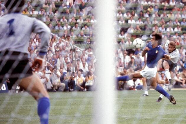 Wolfgang Dremmler (re.) im Duell mit Gaetano Scirea (Italien) Fußball WM Herren Weltmeisterschaft 1982, Länderspiel, Finale, Endspiel, Italien - BR Deutschland 3:1 Totale Estadio Santiago Bernabeu Madrid Dynamik,