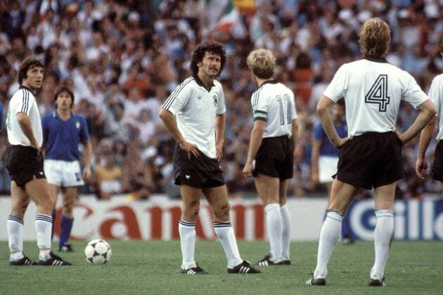 Paul Breitner (Mitte), Fischer (li.) und Kh. Förster (re., alle BRD) - Anstoß nach dem 0:3 Fußball WM Herren Weltmeisterschaft 1982, Länderspiel, Finale, Endspiel, Italien - BR Deutschland 3:1 Totale Estadio Santiago Bernabeu Madrid Enttäuschung,