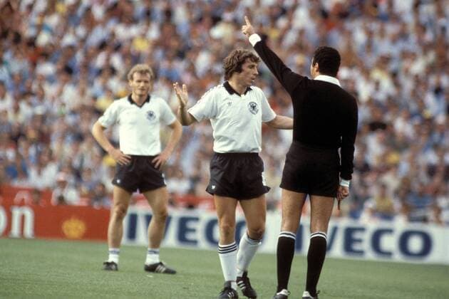 Klaus Fischer (BRD, li.) im Gespräch mit FIFA-Schiedsrichter Arnaldo Coelho (Brasilien) Fußball WM Herren Weltmeisterschaft 1982, Länderspiel, Finale, Endspiel, BR Deutschland Gruppe Estadio Santiago Bernabeu Madrid