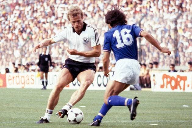 Hans-Peter Briegel (BRD, li.) im Duell Bruno Conti (Italien) Fußball WM Herren Weltmeisterschaft 1982, Länderspiel, Finale, Endspiel, Italien - BR Deutschland 3:1 Gruppe Estadio Santiago Bernabeu Madrid Dynamik,