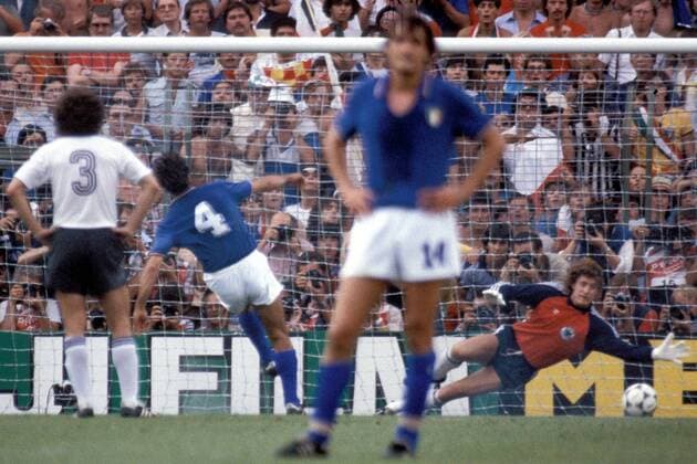Antonio Cabrini (Italien, li.) im Elfmeter-Duell mit Torwart Toni Schumacher (BRD) Fußball WM Herren Weltmeisterschaft 1982, Länderspiel, Finale, Endspiel, Italien - BR Deutschland 3:1 Totale Estadio Santiago Bernabeu Madrid Dynamik, Abwehr,