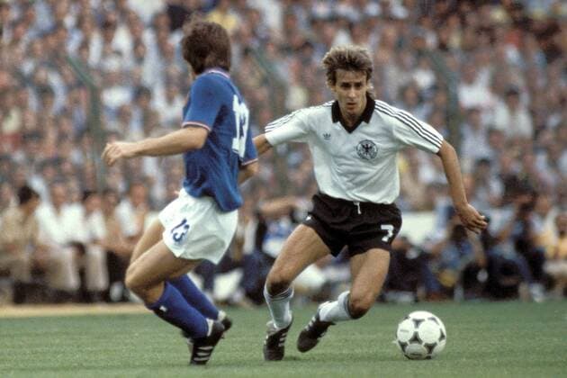 Pierre Littbarski (BRD, re.) im Duell mit Gabriele Oriali (Italien) Fußball WM Herren Weltmeisterschaft 1982, Länderspiel, Finale, Endspiel, Italien - BR Deutschland 3:1 Gruppe Estadio Santiago Bernabeu Madrid Dynamik,