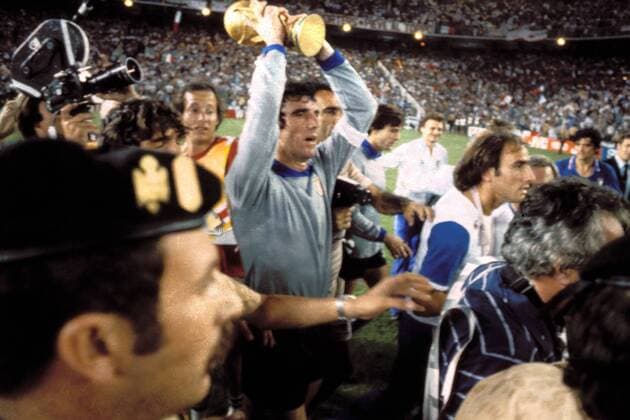 Torwart Dino Zoff (Italien) - Jubel mit dem World Cup Fußball WM Herren Weltmeisterschaft 1982, Länderspiel, Finale, Endspiel, Italien - BR Deutschland 3:1 Totale Estadio Santiago Bernabeu Madrid Freude,