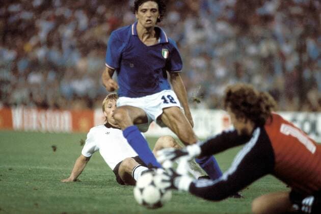 Alessandro Altobelli (Italien, li.) gegen Torwart Toni Schumacher, dahinter B. Förster (alle BRD) Fußball WM Herren Weltmeisterschaft 1982, Länderspiel, Finale, Endspiel, Italien - BR Deutschland 3:1 Gruppe Estadio Santiago Bernabeu Madrid Dynamik, Abwehr,