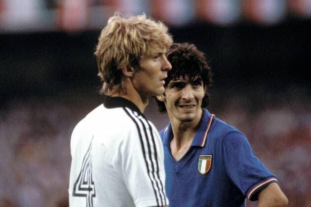 Karl-Heinz Förster (BRD, li.) und Paolo Rossi (Italien) Fußball WM Herren Weltmeisterschaft 1982, Länderspiel, Finale, Endspiel, Italien - BR Deutschland 3:1 Gruppe Estadio Santiago Bernabeu Madrid