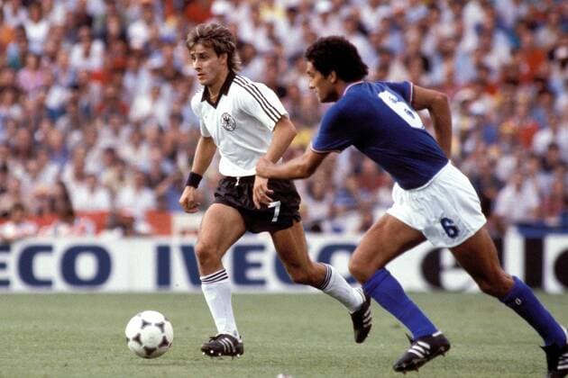 Pierre Littbarski (BRD, li.) im Duell mit Claudio Gentile (Italien) Fußball WM Herren Weltmeisterschaft 1982, Länderspiel, Finale, Endspiel, Italien - BR Deutschland 3:1 Gruppe Estadio Santiago Bernabeu Madrid Dynamik,