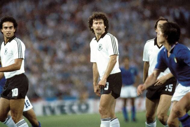 Paul Breitner (2. v. li.) und Hansi Müller (beide BRD) Fußball WM Herren Weltmeisterschaft 1982, Länderspiel, Finale, Endspiel, Italien - BR Deutschland 3:1 Gruppe Estadio Santiago Bernabeu Madrid