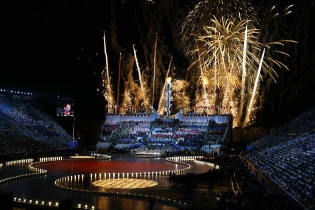 Abschlußzeremonie - Feuerwerksspektakel im Stadion OS Winter Olympische Winterspiele 2002, Olympia, Olympiade, Spiele, Abschluß, Abschlußveranstaltung Totale Rice Eccles Stadion, Tribünen, Rang, Ränge, Dunkel Salt Lake City Utah, Dunkelheit, Nacht, nachts