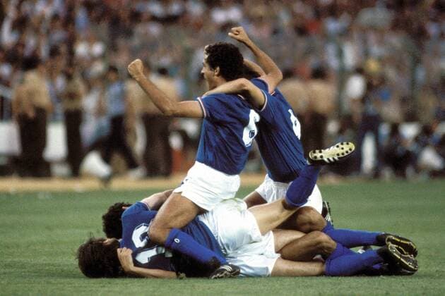 Claudio Gentile (Italien) - Torjubel mit seinen Teamkollegen Fußball WM Herren Weltmeisterschaft 1982, Länderspiel, Finale, Endspiel Gruppe Estadio Santiago Bernabeu Madrid Freude, Begeisterung