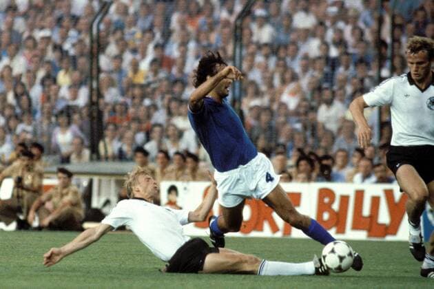 Bernd Förster (BRD, li.) im Duell mit Antonio Cabrini (Italien) Fußball WM Herren Weltmeisterschaft 1982, Länderspiel, Finale, Endspiel, Italien - BR Deutschland 3:1 Gruppe Estadio Santiago Bernabeu Madrid Dynamik, Kampf,