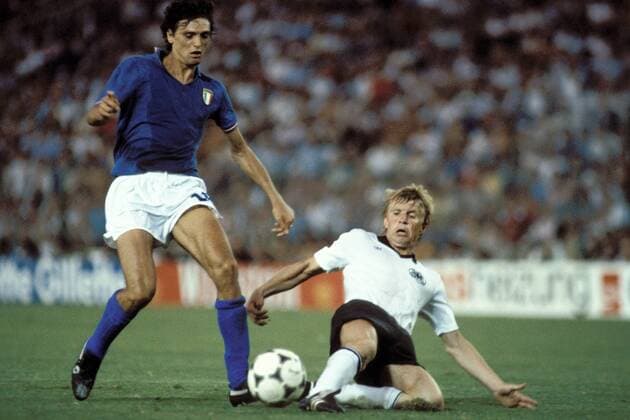 Bernd Förster (BRD, re.) im Duell mit Alessandro Altobelli (Italien) Fußball WM Herren Weltmeisterschaft 1982, Länderspiel, Finale, Endspiel, Italien - BR Deutschland 3:1 Gruppe Estadio Santiago Bernabeu Madrid Dynamik,