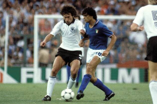 Paul Breitner (BRD, li.) im Duell mit Alessandro Altobelli (Italien) Fußball WM Herren Weltmeisterschaft 1982, Länderspiel, Finale, Endspiel, Italien - BR Deutschland 3:1 Gruppe Estadio Santiago Bernabeu Madrid Dynamik,