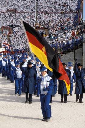 Frank-Peter Roetsch (DDR) - Fahnenträger der DDR-Olympiamannschaft Biathlon OS Winter Herren Olympische Spiele 1988, Winterspiele, Olympia, Olympiade, Eröffnung, Eröffnungsveranstaltung, Feier Gruppe McMahon-Stadion Calgary