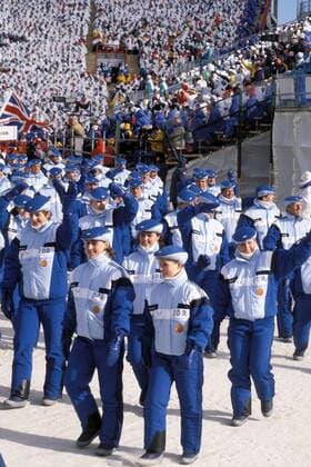 Einmarsch der DDR-Olympiamannschaft: u.a. v.li. Steffi Walter, Christa Rothenburger, Gabi Zange, Karin Kania und Ute Oberhoffner Eisschnellauf OS Winter Damen Olympische Spiele 1988, Winterspiele, Olympia, Olympiade, Eröffnung, Eröffnungsveranstaltung, Feier Gruppe McMahon-Stadion Calgary Freude,