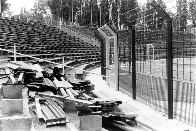 Alte zertrümmerte Sitzbänke im Friedrich-Ludwig-Jahn-Sportpark vor neuen Absperrzäunen Herren DDR-Sportstätten 1994, Tristesse, Niedergang Totale Friedrich-Ludwig-Jahn-Sportpark Berlin Leere,