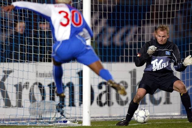 Marcelinho (Hertha) tunnelt Torwart Martin Pieckenhagen (HSV) Fußball 1. BL Herren Saison 2001 2002, Hertha BSC Berlin - Hamburger SV 6:0, Hamburg, Vdig Gruppe Olympiastadion Berlin Dynamik,