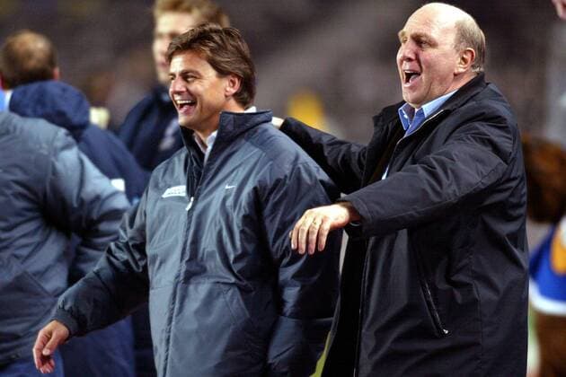 Manager Dieter Hoeneß (re.) freut sich mit Trainer Falko Götz (beide Hertha) Fußball 1. BL Herren Saison 2001 2002, Hertha BSC Berlin, Vdig Gruppe Olympiastadion Berlin Freude, Begeisterung,