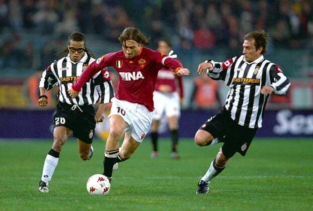 Francesco Totti (Mitte, Roma) gegen Edgar Davids (li.) und Antonio Conte (beide Juve) Fußball Herren Serie A 2001 2002, 1. Italienische Liga, AS Rom - Juventus Turin 0:0, Vneg Gruppe Stadio Olimpico, Olympiastadion Rom Dynamik,  