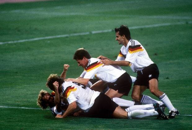 Torjubel Deutschland von unten: Torschütze Andreas Brehme, Rudi Völler, Stefan Reuter und Pierre Littbarski Fußball WM Herren Weltmeisterschaft 1990, Finale, Länderspiel, Stadio Olimpico, Vneg Gruppe Olympiastadion Rom Freude, Begeisterung