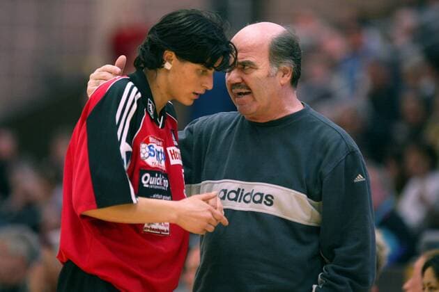 Trainer Dr. Hans-Jürgen Gerlach (re.) gibt Georgeta Narcisa Paunica (beide Lützellinden) Anweisungen Handball EC 3 Damen EHF-Cup 2001 2002, Pokal, Europapokal, Europacup, TV Lützellinden Gruppe Sporthalle Gießen-Ost Gießen, Giessen