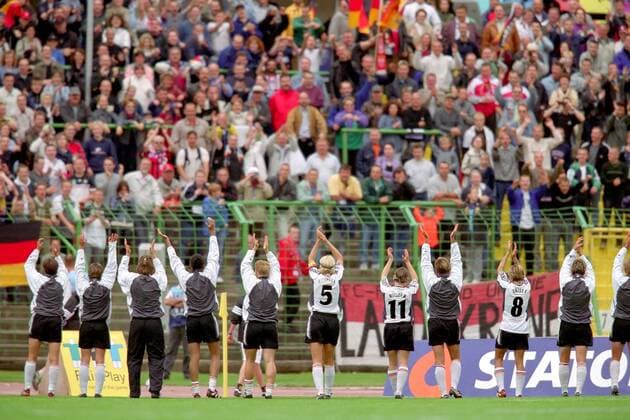 Schlußjubel Deutschland Fußball EM Damen Europameisterschaft 2001, Länderspiel, Gruppenspiel, Gruppe A, Frauen, Frauenfußball, Nationaltrikot Totale Steigerwaldstadion Erfurt Begeisterung, Freude,