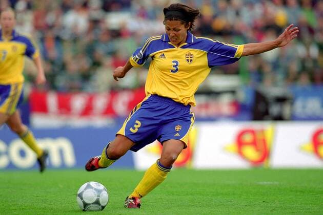 Jane Törnqvist (Schweden) zieht ab Fußball EM Damen Europameisterschaft 2001, Länderspiel, Gruppenspiel, Gruppe A, Frauen, Frauenfußball, Nationaltrikot Einzelbild Steigerwaldstadion Erfurt Dynamik,
