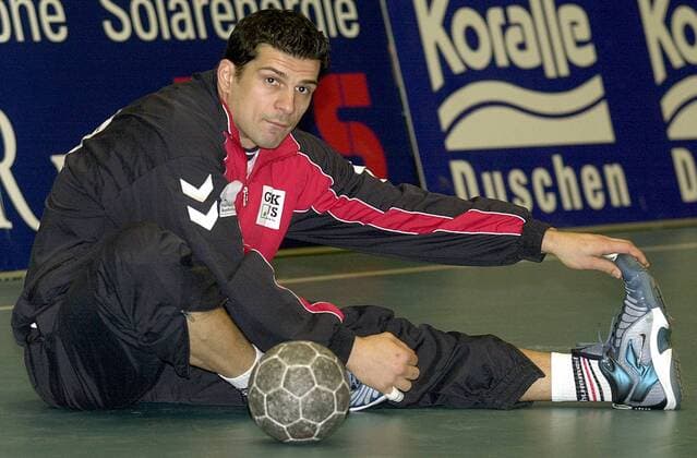 Dragan Skrbic (Nordhorn) erwärmt sich Handball 1. BL Herren Saison 2001 2002, Lemgo - HSG Nordhorn 26:29, Vdig Einzelbild Lipperlandhalle Lemgo