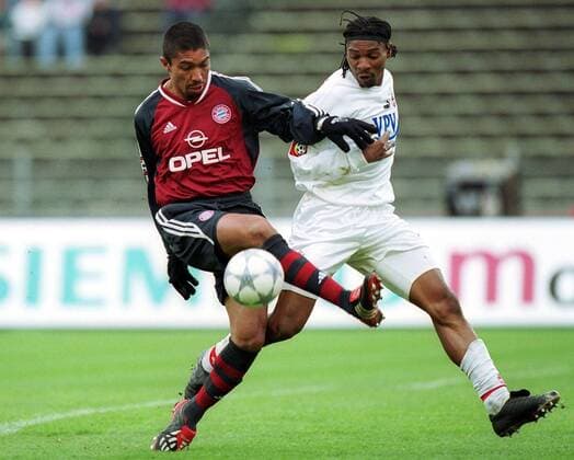 Giovane Elber (Bayern, li.) gegen Rigobert Song (Köln) Fußball 1. BL Herren Saison 2001 2002, FC Bayern München - 1. FC Köln 3:0 Gruppe Olympiastadion München Dynamik,