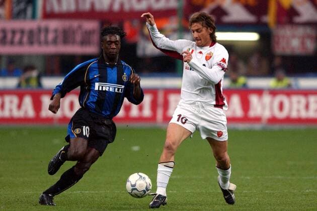 Francesco Totti (Roma) am Ball, li. Clarence Seedorf (Inter) Fußball Herren Serie A 2001 2002, 1. Italienische Liga, Internazionale Mailand - AS Rom 3:1 Gruppe Stadio Giuseppe Meazza, San Siro Mailand Dynamik,
