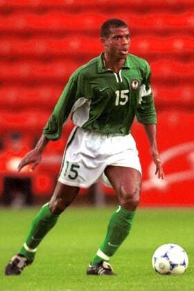 Sunday Oliseh (Nigeria) am Ball Fußball Länderspiel Herren Freundschaftsspiel 2001, Nationalmannschaft, Nationalteam, Nationaltrikot Einzelbild Saints Stadium Southampton  