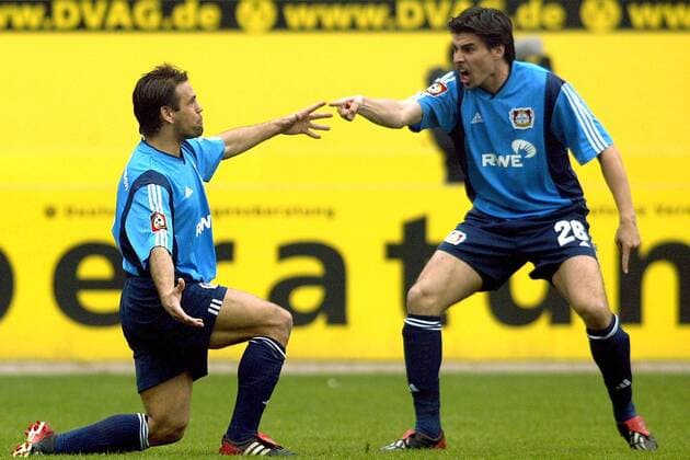 Torschütze Ulf Kirsten (li.) bittet Zoltan Sebescen (beide Leverkusen) zum Tänzchen Fußball 1. BL Herren Saison 2001 2002, Kaiserslautern - Bayer 04 Leverkusen 2:4 Gruppe Fritz-Walter-Stadion, Betzenberg Kaiserslautern Freude,